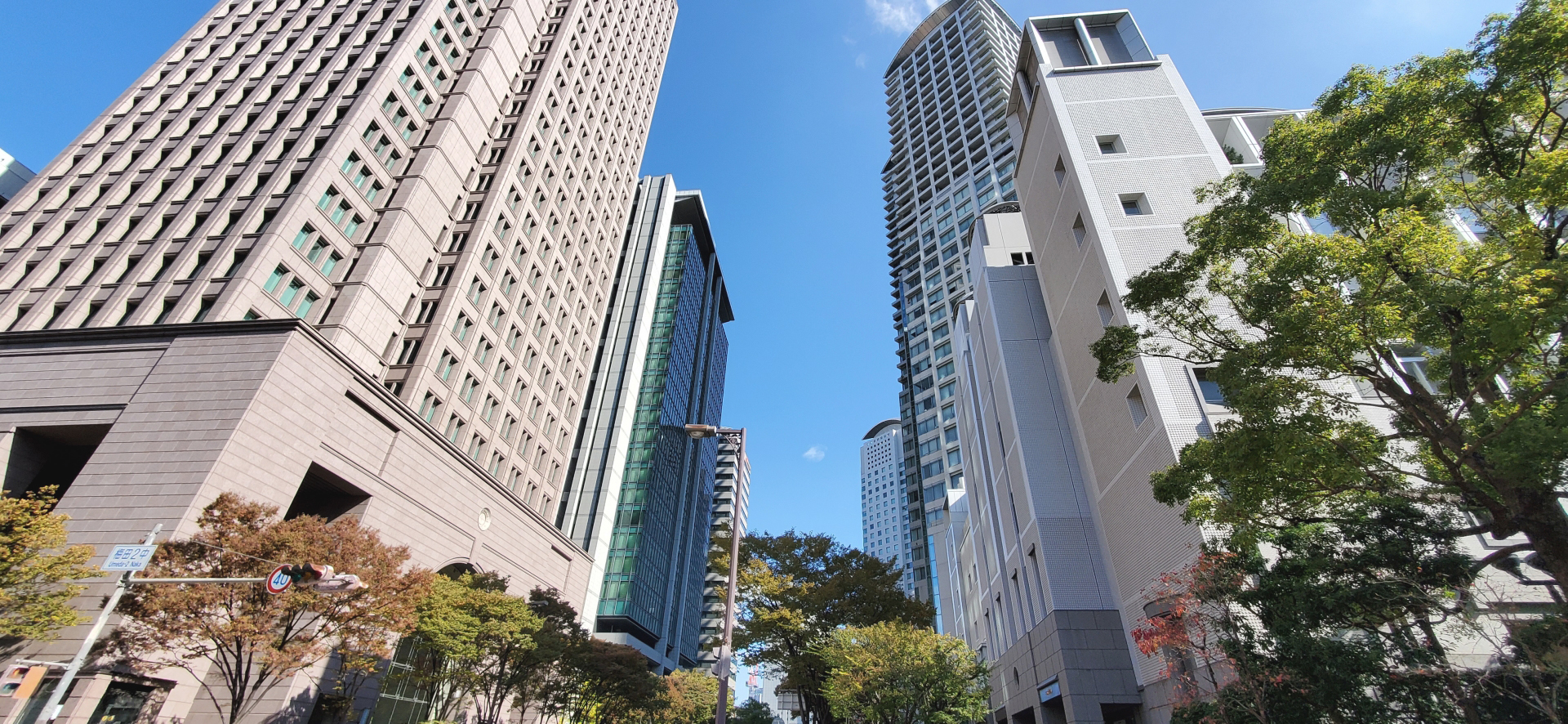 当社は大阪市東成区を中心に東大阪市など周辺地域の他、関西全域の防水工事、塗装工事に対応しています。塗装工事に関連する工事として、外壁の下地補修工事や外壁調査、タイルの剥落防止工事、美装工事など、幅広い工事も承ります。
